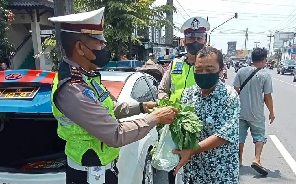 Ops Patuh Candi 2021, Polres Magelang Kota Bagikan Masker, Leaflet dan Paket Sayur