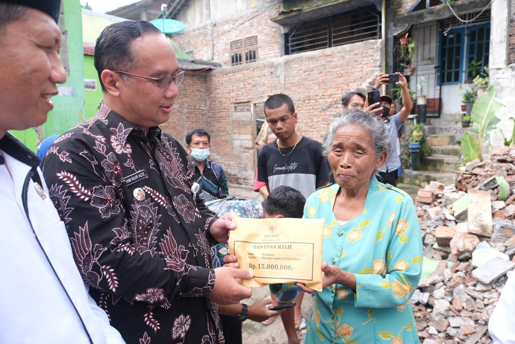 PEMKOT MAGELANG SERAHKAN BANTUAN UNTUK WARGA KIRINGAN YANG RUMAHNYA AMBRUK