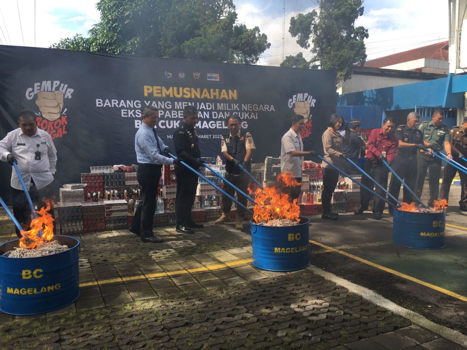 BEA CUKAI MAGELANG MUSNAHKAN 2 JUTA BATANG ROKOK ILEGAL