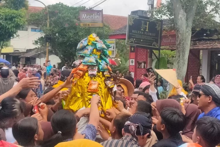 KIRAB GUNUNGAN SEMARAKAN NYADRAN KYAI SELO BRANTI DI MAGELANG