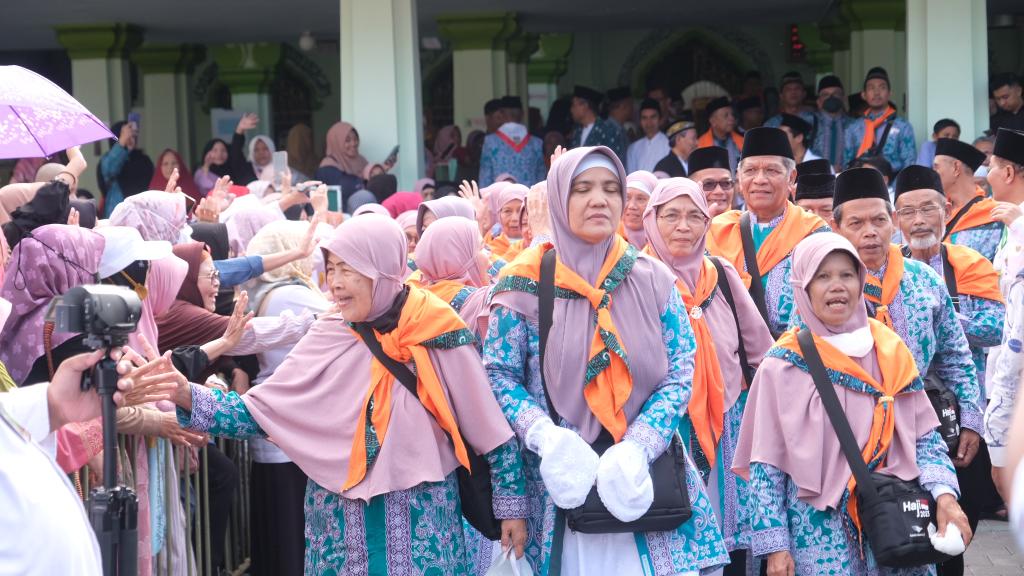 129 CALON JEMAAH HAJI KOTA MAGELANG BERANGKAT KE TANAH SUCI