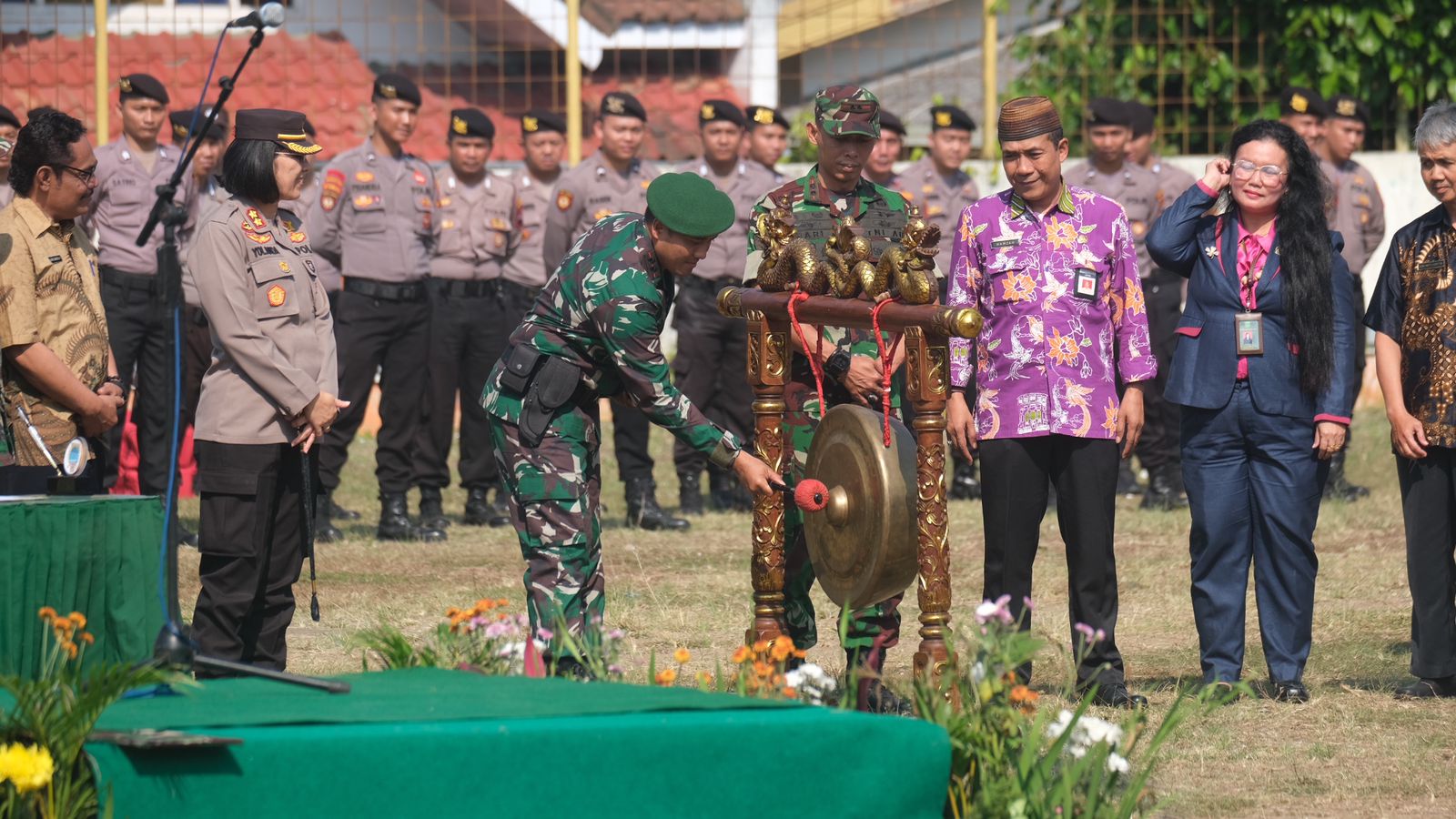 RESMI DITUTUP, TMMD SENGKUYUNG TAHAP I-2023 BANGUN TALUD PEMBATAS MAKAM DI KAMPUNG NAMBANGAN