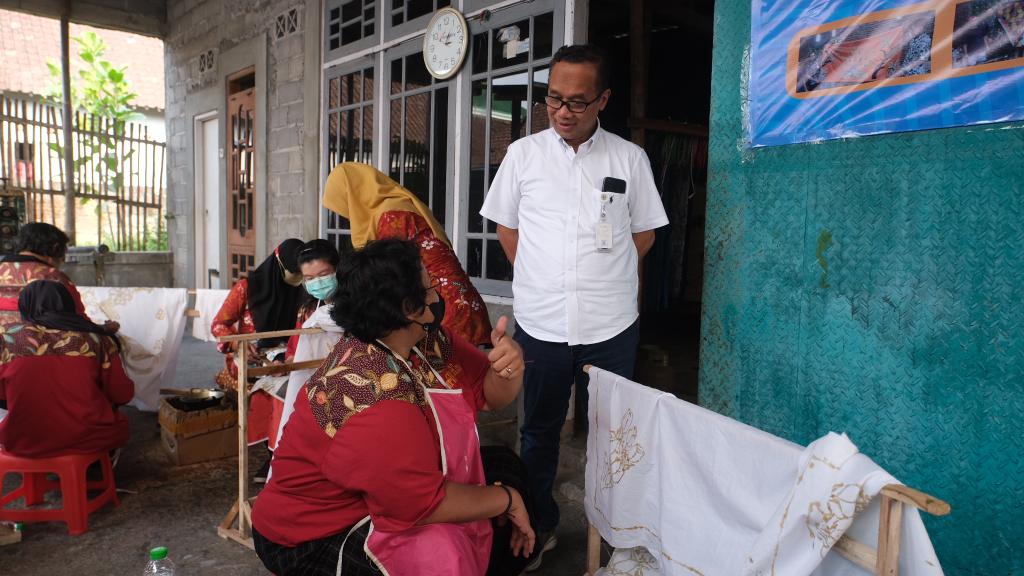 PENYANDANG DISABILITAS KOTA MAGELANG DILATIH MEMBATIK DAN MEMASARKAN KARYANYA