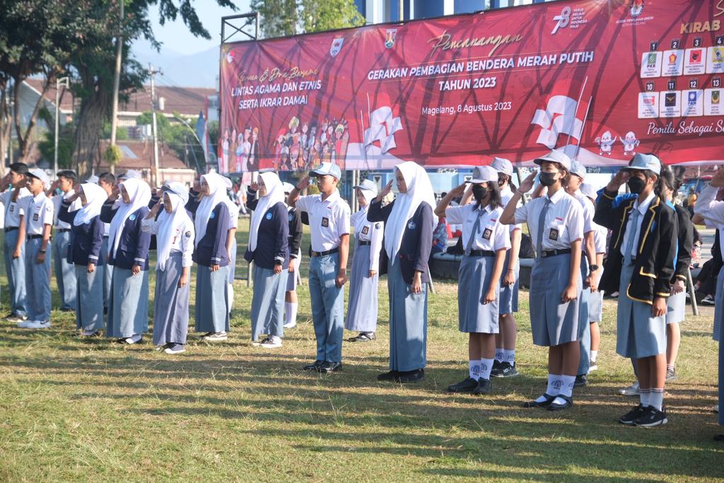 GERAKAN PEMBAGIAN BENDERA MERAH PUTIH, KUATKAN PATRIOTISME DAN KEDAMAIAN PEMILU 2024