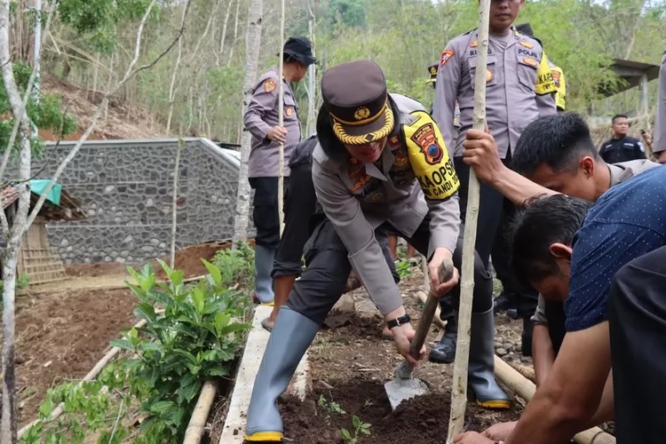 POLRES MAGELANG KOTA TANAM SEPULUH JUTA BIBIT POHON SECARA SERENTAK