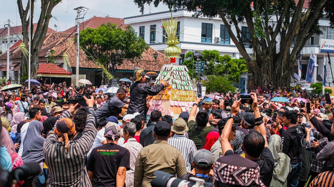 RIBUAN ORANG IKUTI GREBEG GETHUK DI ALUN-ALUN KOTA MAGELANG