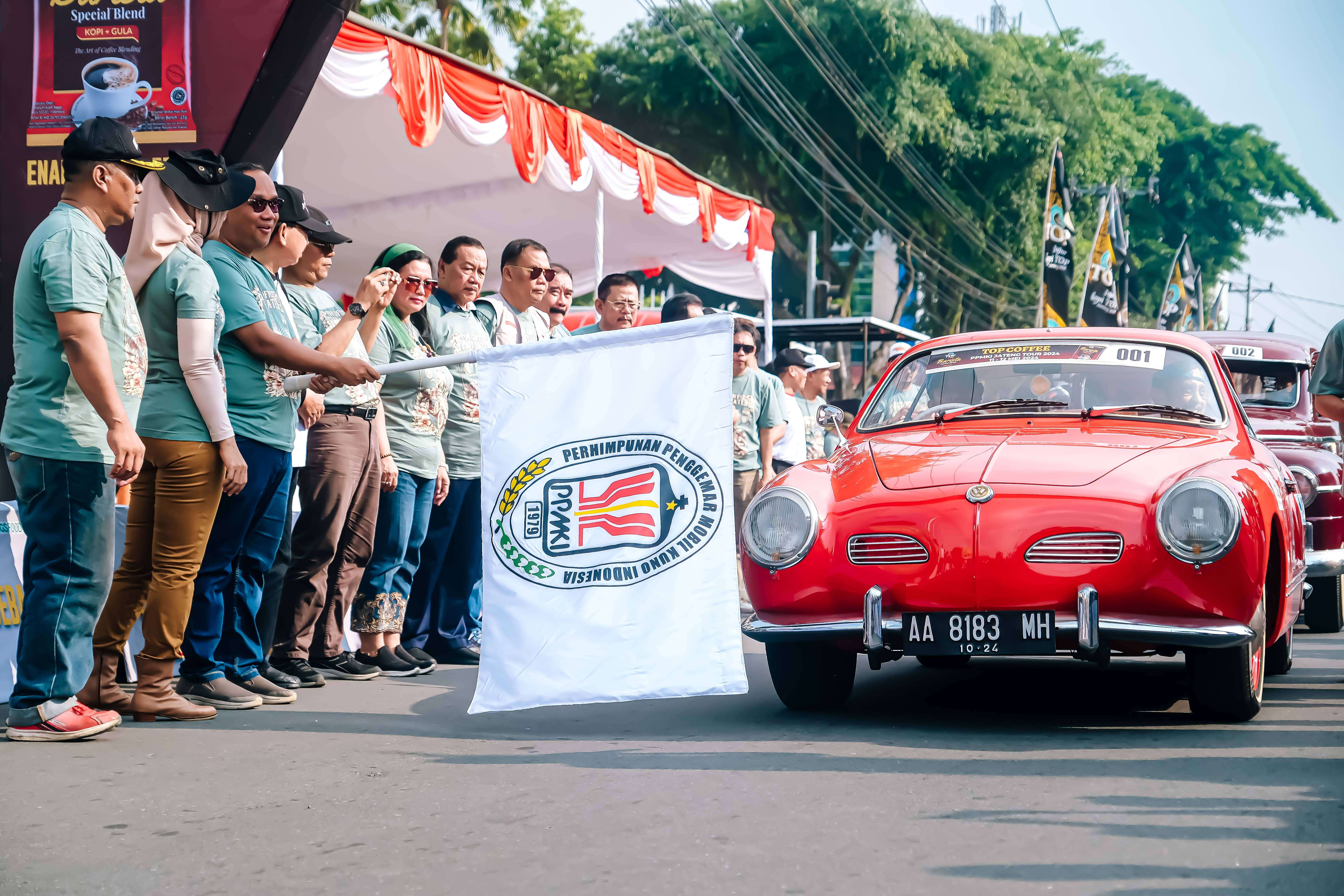 RATUSAN MOBIL KUNO IKUTI RALLY YANG DIGELAR PEMKOT MAGELANG DAN PPMKI