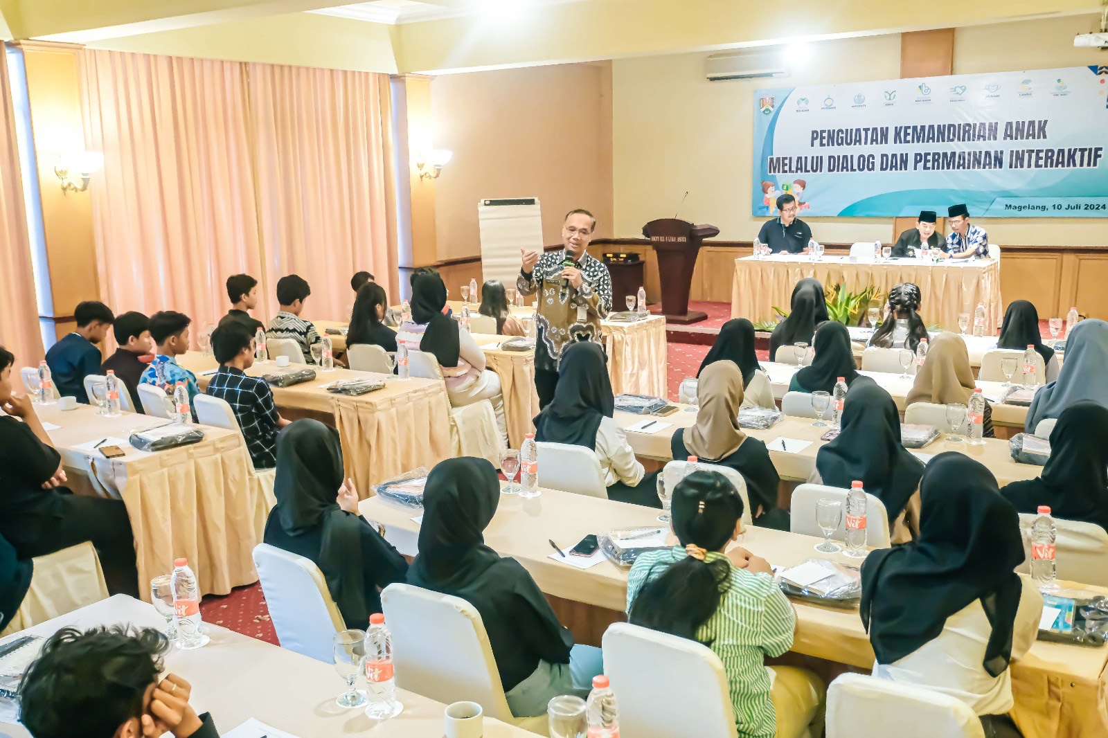 DOKTER AZIZ DORONG KEMANDIRIAN ANAK MELALUI DIALOG DAN PERMAINAN INTERAKTIF 