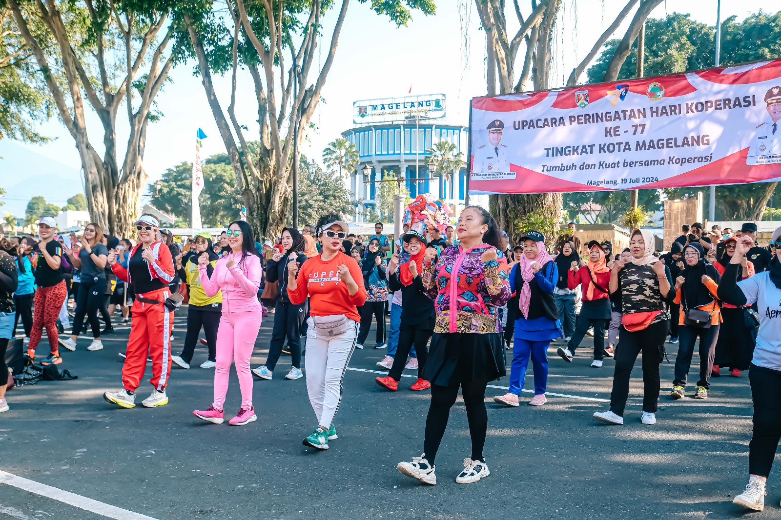 MERIAHKAN HARI KOPERASI KE-77, RATUSAN WARGA IKUTI GERAK JALAN DAN SENAM BERSAMA DI ALUN-ALUN KOTA MAGELANG