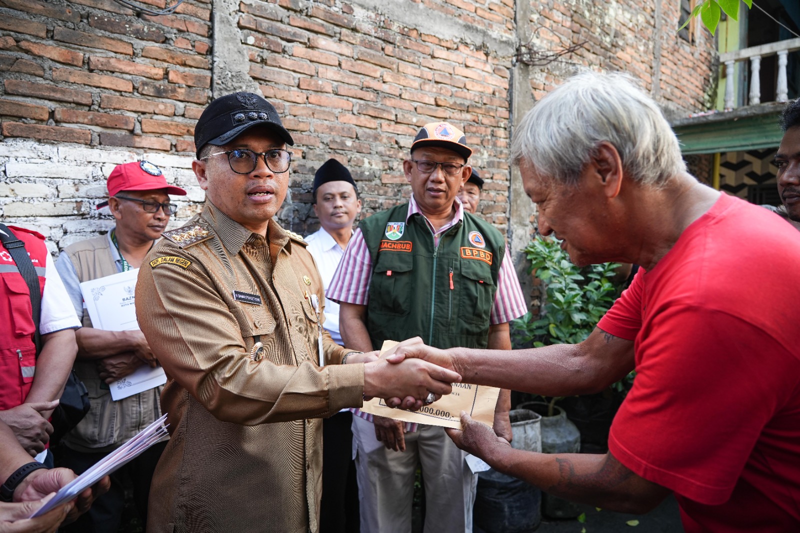 Wali Kota Magelang Berikan Bantuan dan Dukungan Moral Para Korban Kebakaran di Kampung Karang Lor