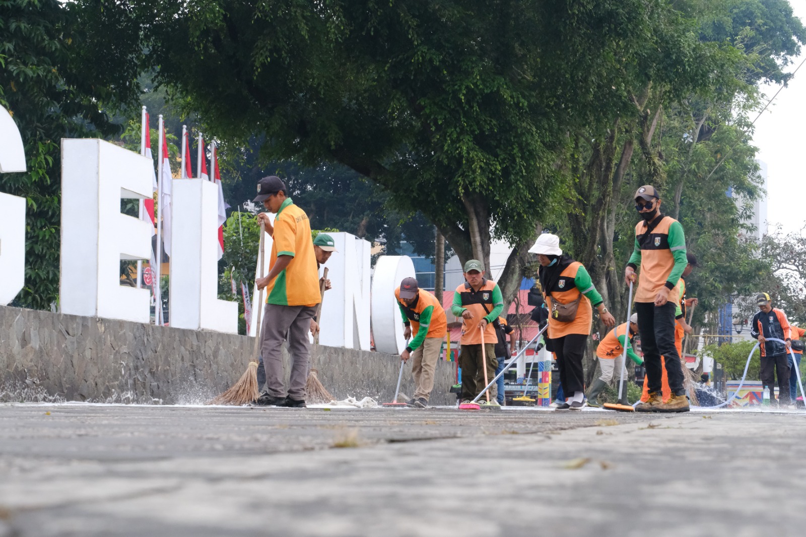 “Nyapu Bareng”, Aksi Warga Kota Magelang Sambut HUT ke-80 RI