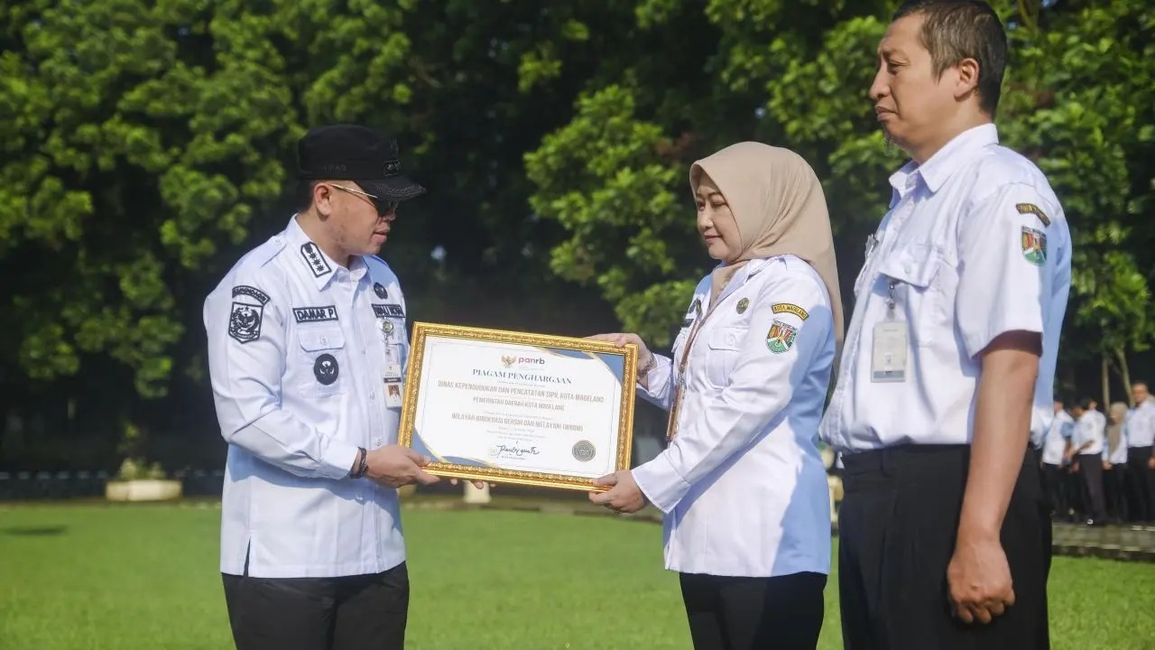 Wali Kota Magelang Beri Apresiasi Unit Kerja Peraih Predikat WBK dan WBBM 2025
