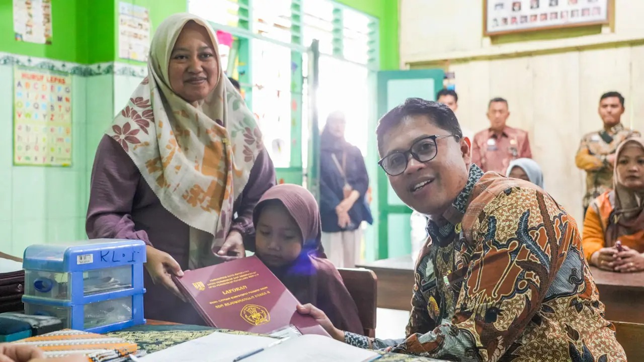 Wali Kota Magelang Ambilkan Rapor Zoya, Siswi Yatim SDN Rejowinangun 4